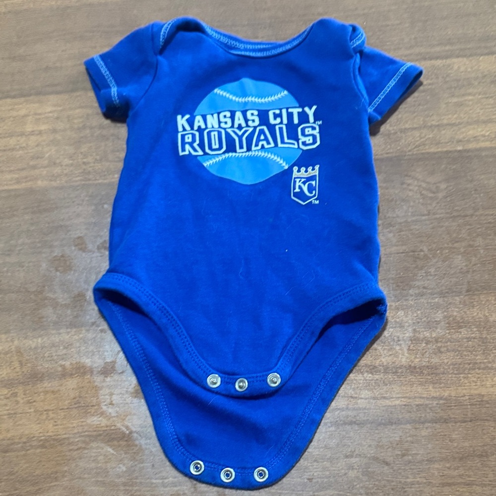 Kansas City Chiefs and Royals Baby Onesie Set - Picture 2 of 5